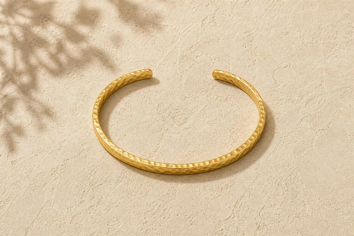 Signature Bracelet Jonc Martelé Doré